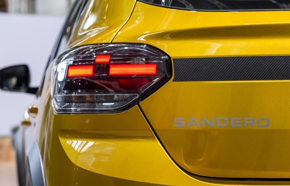 Sandero III (2026-) / Logan III (2026-) - Stop spate stanga (Dacia Original)