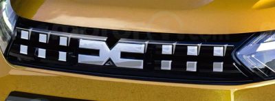 Sandero Stepway III / Jogger (2026-prezent) - Grilă față + Emblemă cu logo nou - pentru versiunile fara camera frontală (Dacia Original)