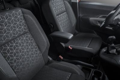 Sandero III (2021-2024) - Cotiera Premium, culoare neagra, USB