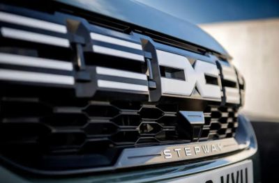 Sandero Stepway III (2020-2024) - Grila calandru + Stema Logo Nou (Dacia Original)