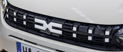 Sandero III / Stepway III / Jogger (2026-prezent) - Grilă față + Emblemă cu logo nou - compatibilă cu camera frontală (Dacia Original)